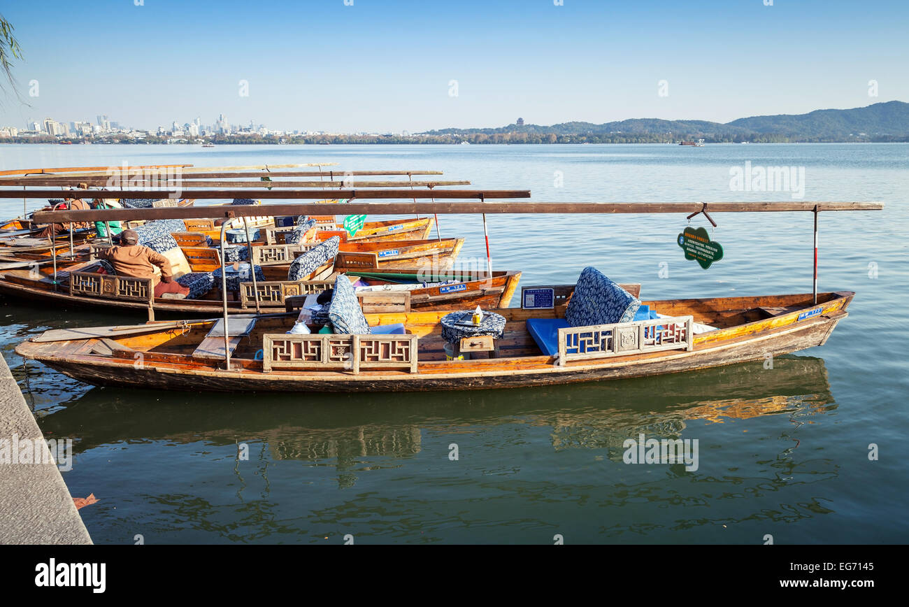 Hangzhou, China - 5. Dezember 2014: Traditionelles Chinesisch schwimmt Holz Freizeit Boote vertäut am Westsee, berühmten Park in H Stockfoto