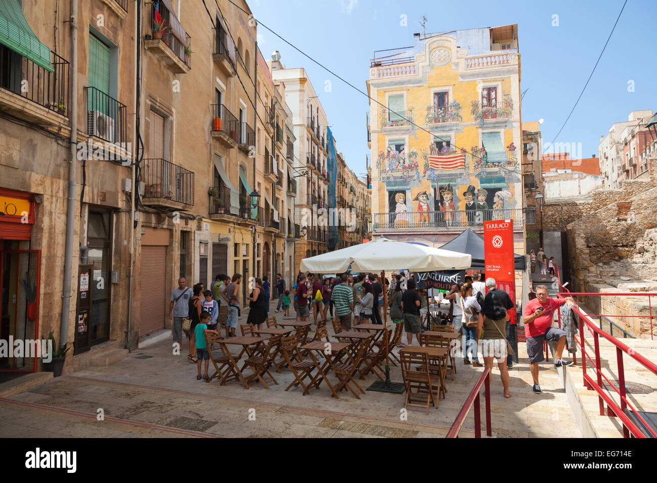 Tarragona, Spanien - 16. August 2014: Streetview mit Touristen und Bürger. Placa Dels Sedassos, Altstadt Stockfoto