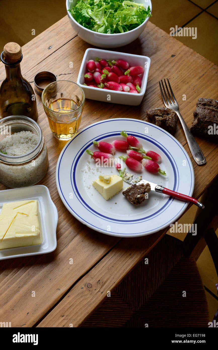 Platte mit Radieschen und Butter auf einem Tisch Stockfoto