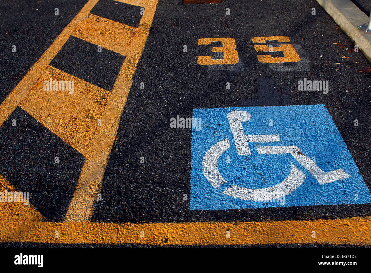 Nummerierte Parkplätze für Behinderte Stockfoto