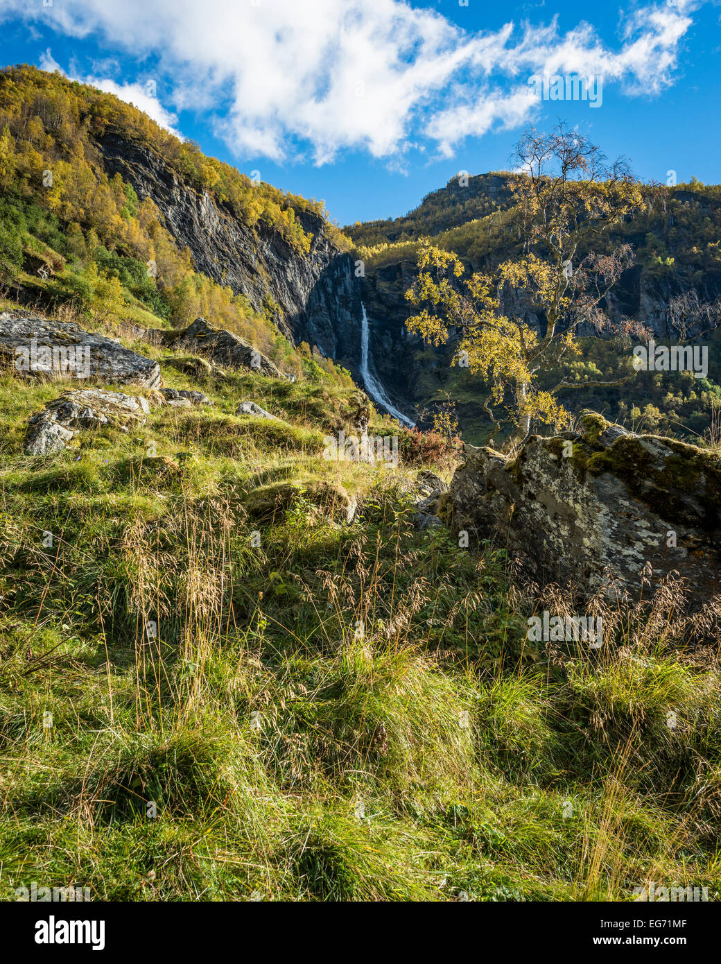 Aurlandsdal, Norwegen - Veiverdalsfossen aus dem alten Bauernhof am Sinjarheim im Herbst Stockfoto