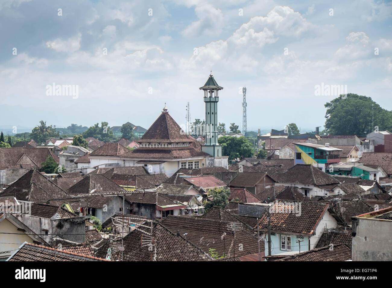 Blick von einem Hausdach in der Stadt Malang, Ost-Java Stockfoto