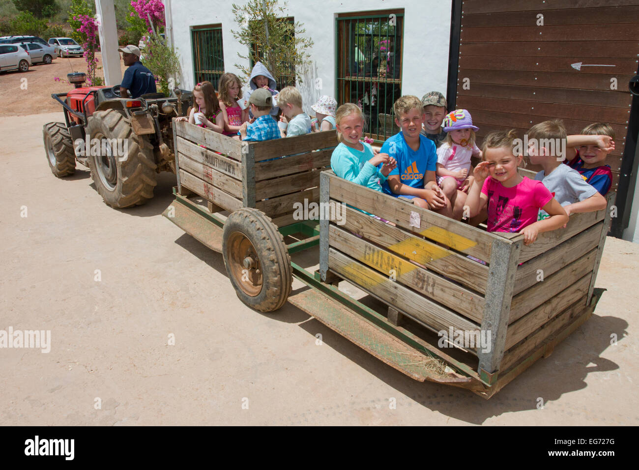 Kinder gehen für Traktorfahrten auf einer Messe Stockfoto