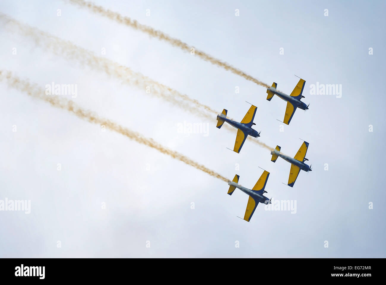 akrobatische Flugzeuge im Tiefflug mit Rauch Stockfoto