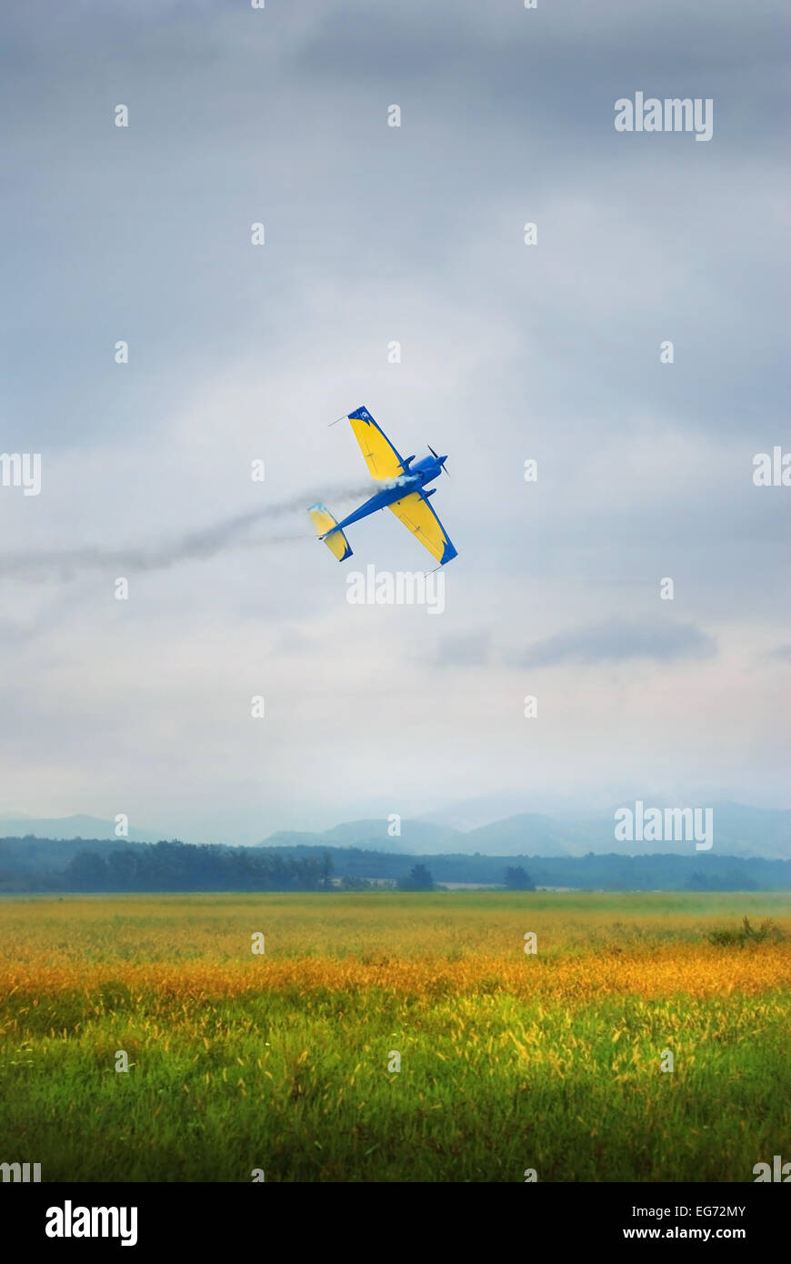 akrobatischen Flugzeug Tiefflug mit Rauch Stockfoto
