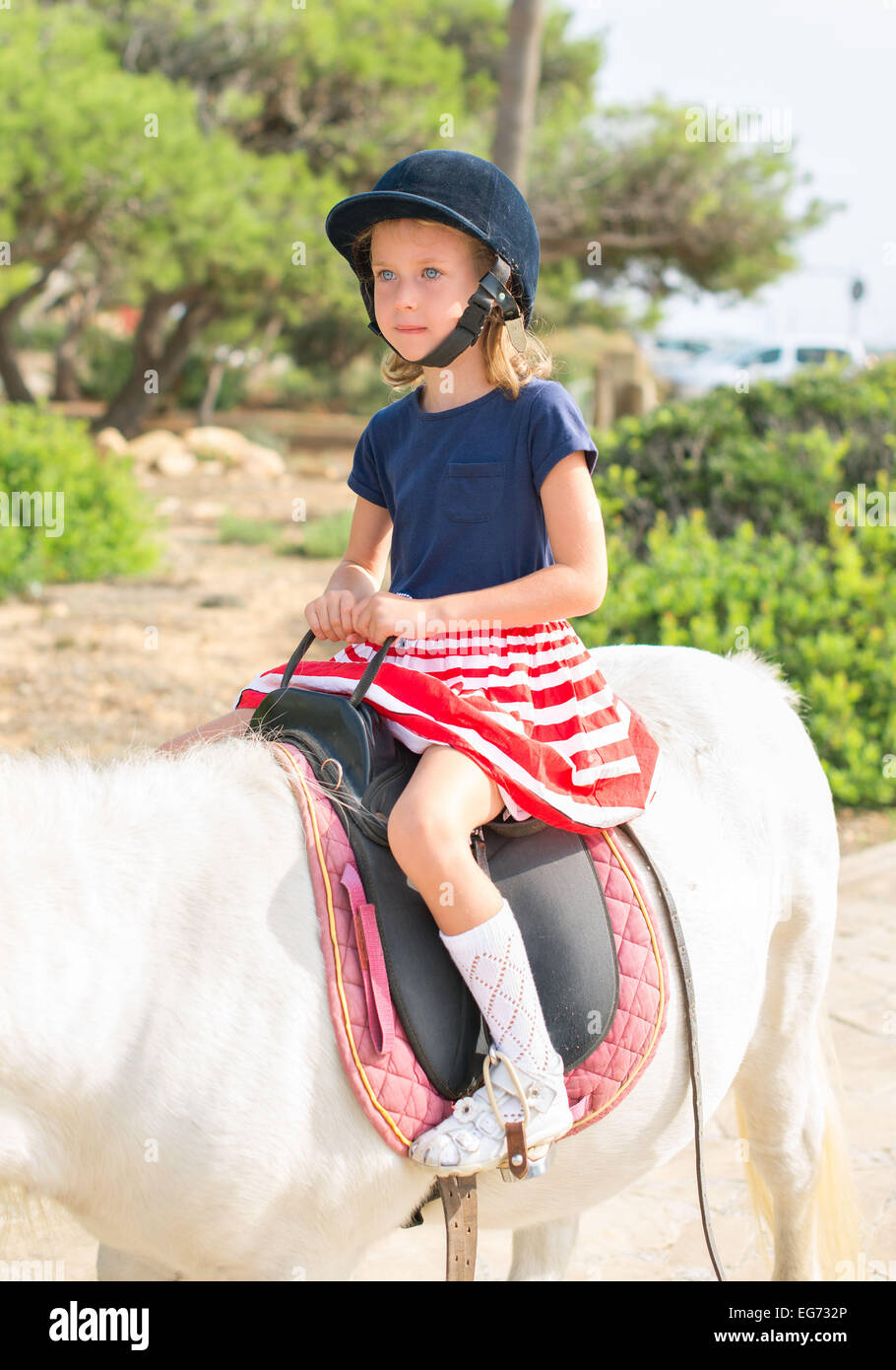 Porträt von kleinen Mädchen reiten Pony. Stockfoto