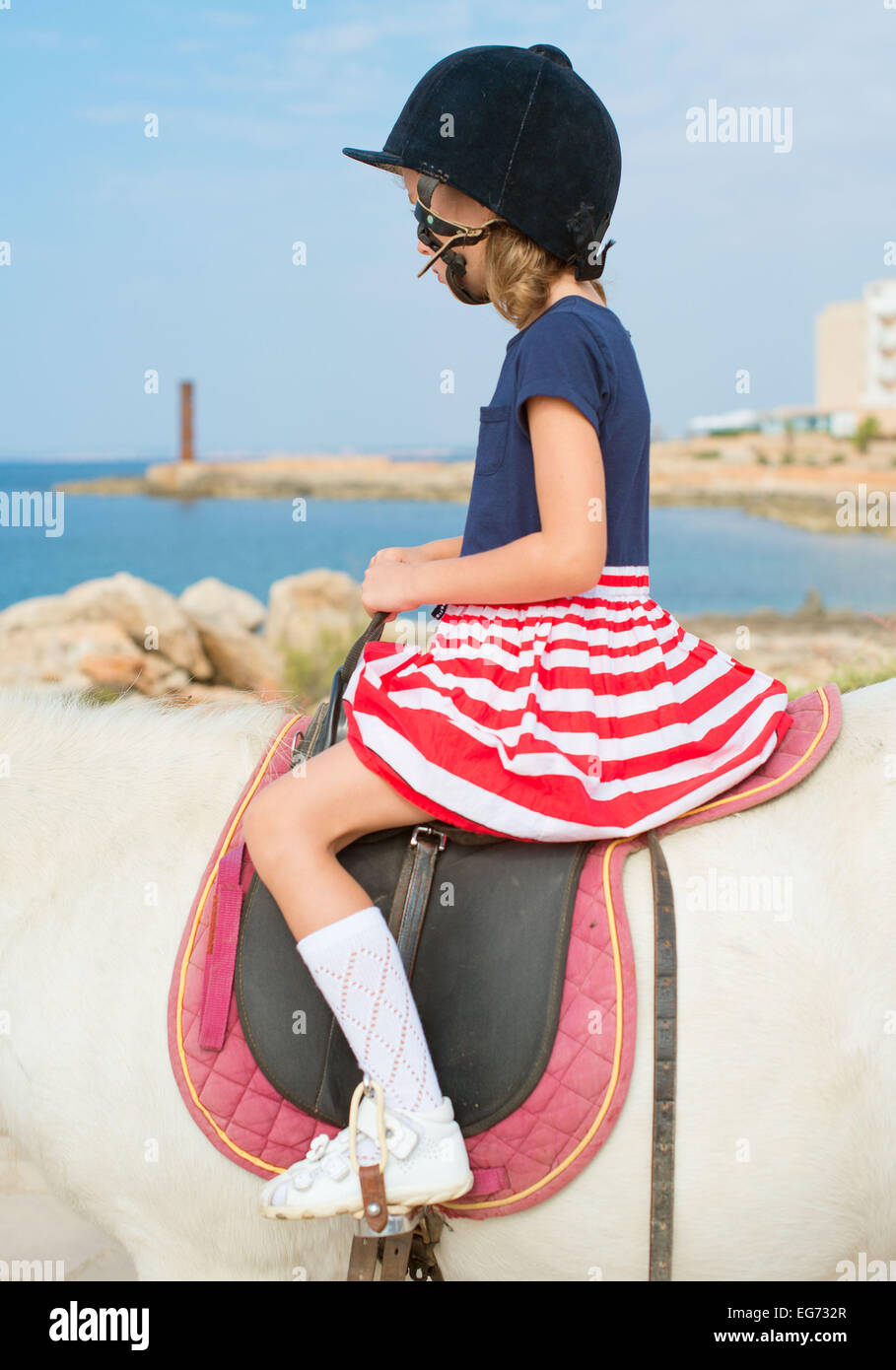 Porträt von kleinen Mädchen reiten Pony. Stockfoto