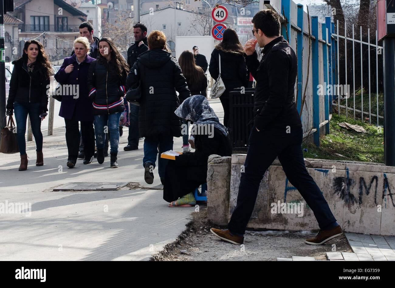 Eine Frau bittet um Geld auf einem belebten Bürgersteig in Zentrum von Pristina (Kosovo), 17. Februar 2015. Kosovo hat eines der höchsten Niveaus der Armut in Europa. Laut UNDP hat das Land immer mehr Menschen leben in extremer Armut als noch vor zehn Jahren. Foto: Valerie Plesch/dpa Stockfoto