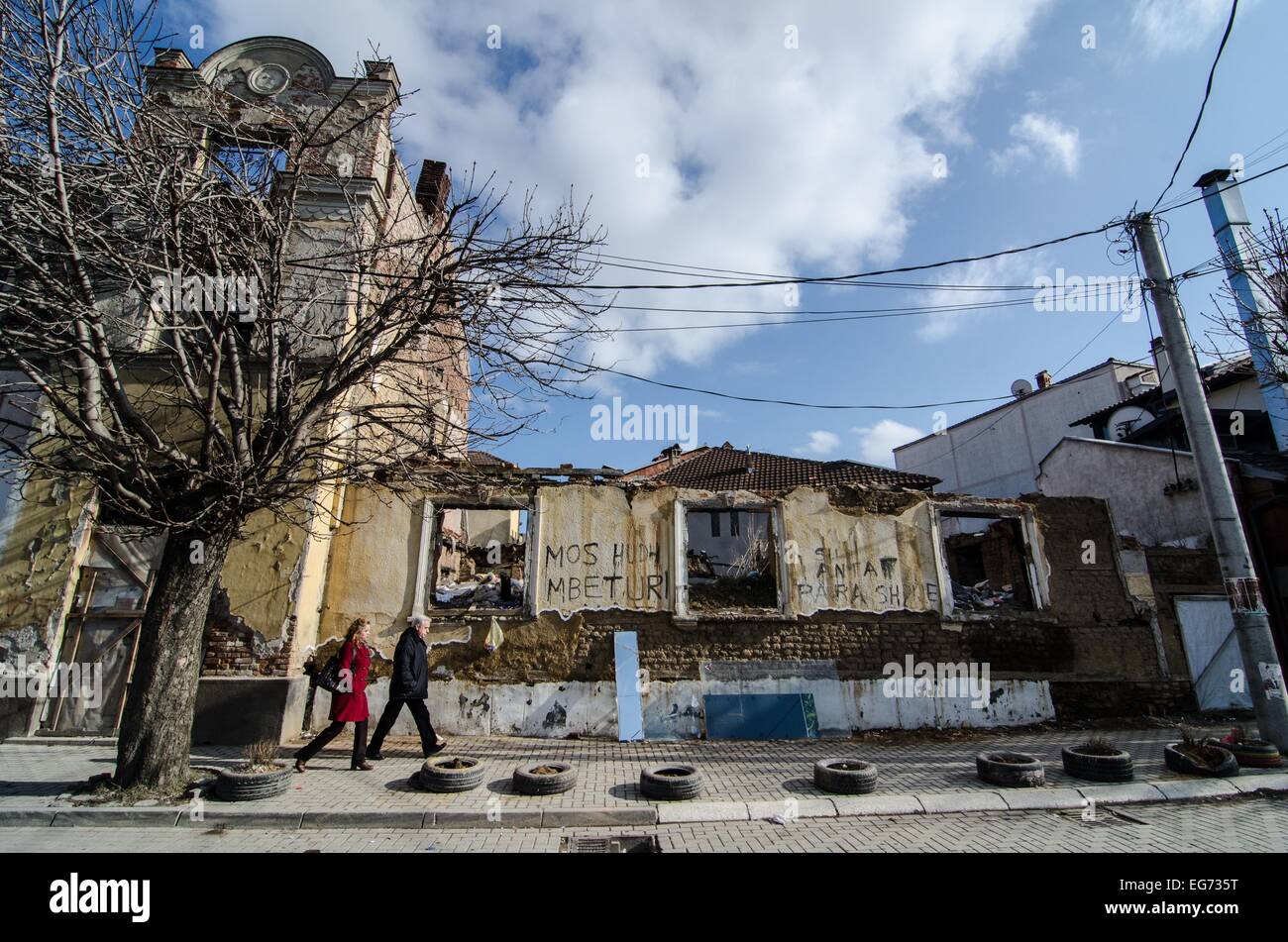 Im Bild eine beschädigte Gebäude in Pristina (Kosovo) 17. Februar 2015. Kosovo hat eines der höchsten Niveaus der Armut in Europa. Laut UNDP hat das Land immer mehr Menschen leben in extremer Armut als noch vor zehn Jahren. Foto: Valerie Plesch/dpa Stockfoto