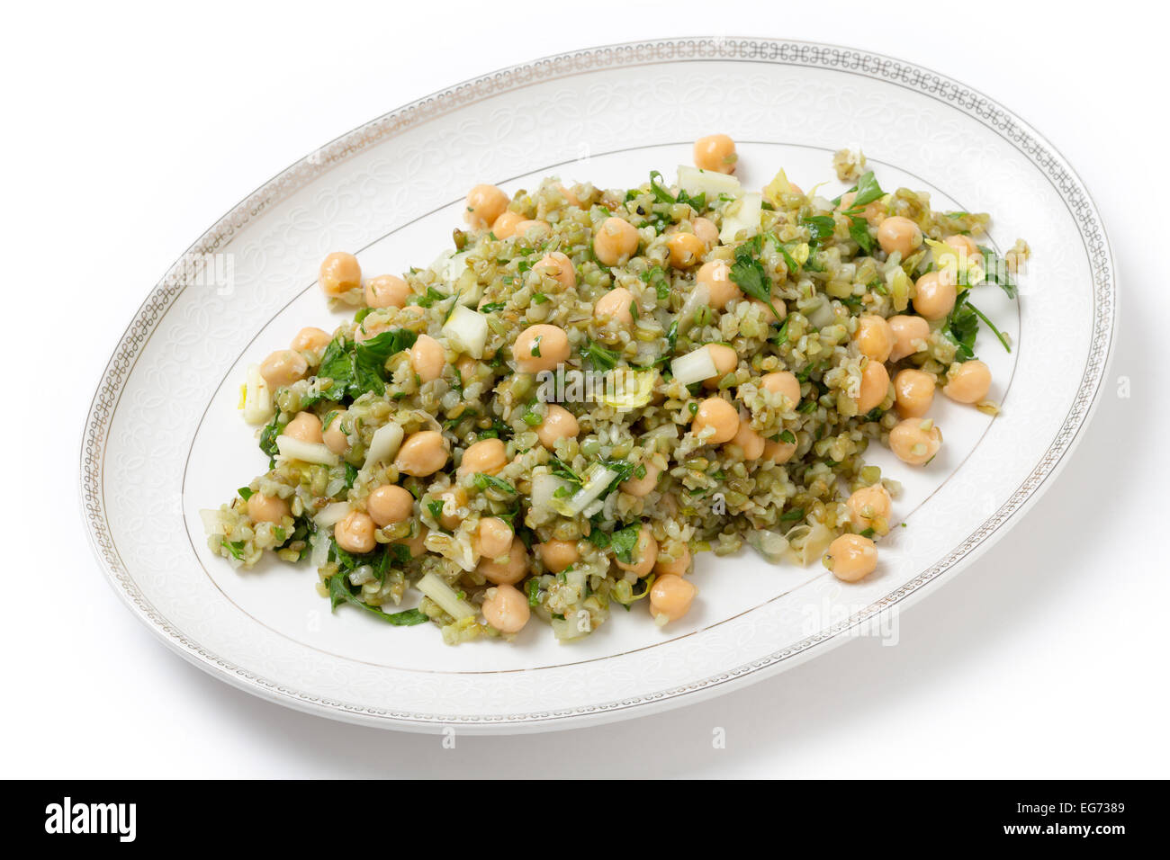 Freekeh Salat mit Kichererbsen, Zwiebel, Petersilie, Sellerie, Zitronensaft und Olivenöl dressing Stockfoto