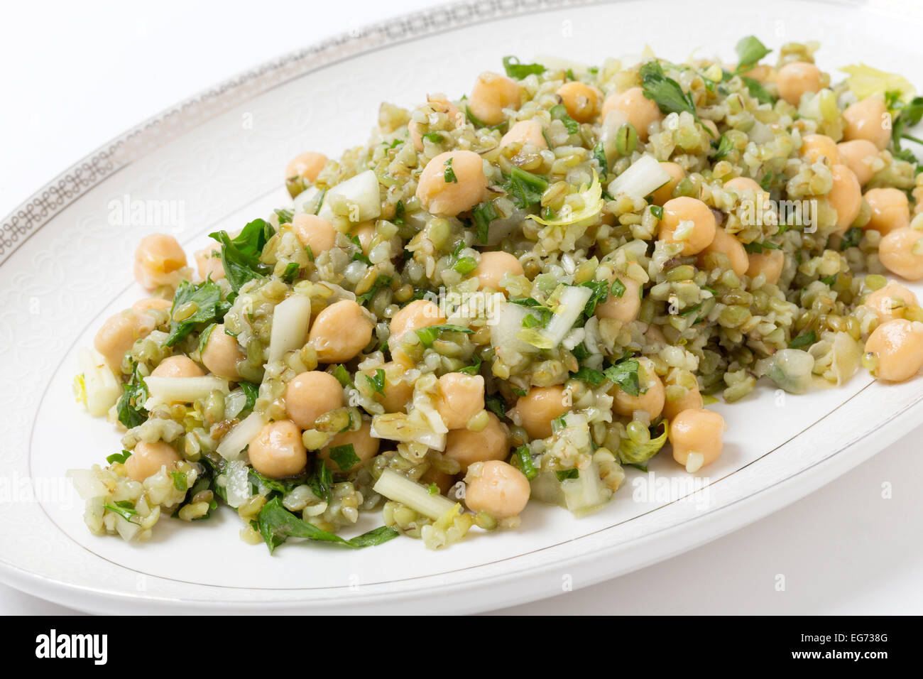 Freekeh Salat mit Kichererbsen, Zwiebel, Petersilie, Sellerie, Zitronensaft und Olivenöl dressing Stockfoto