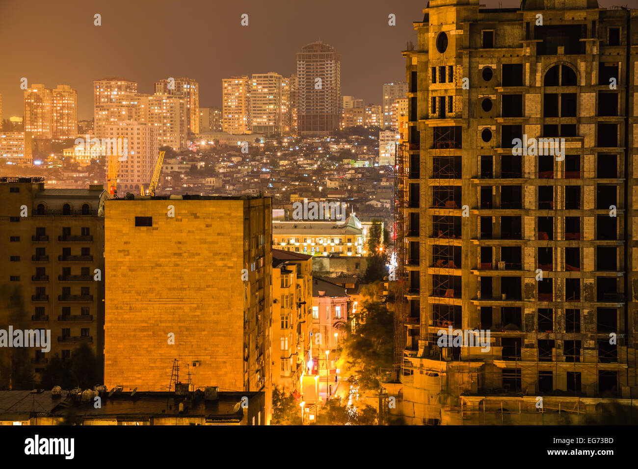 Skyline von Baku in der windigen Nacht, Aserbaidschan Stockfoto