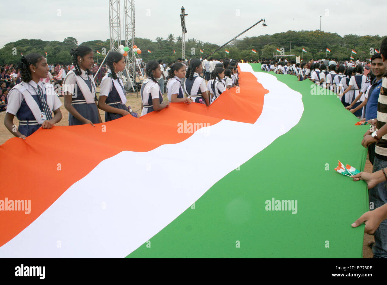 Indischen Schülerinnen und Schüler bauen mit einer lange Nationalflagge im NTR-Stadion in Hyderabad, Indien am Dienstag August 28,2012. Stockfoto