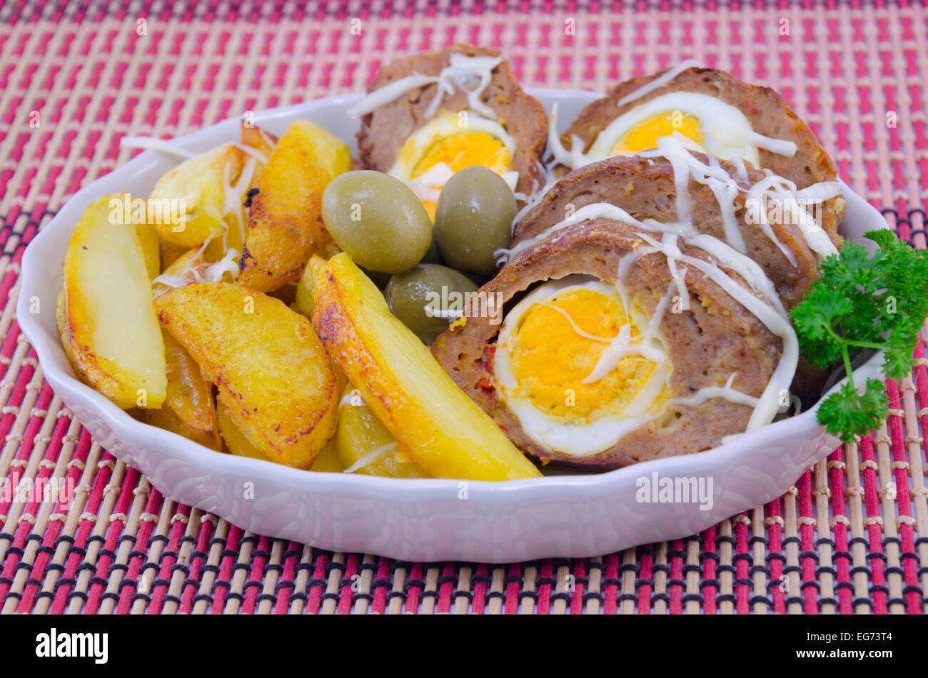Leckeren Hackbraten, Kartoffeln und Oliven auf einem Restaurant-Esstisch Stockfoto