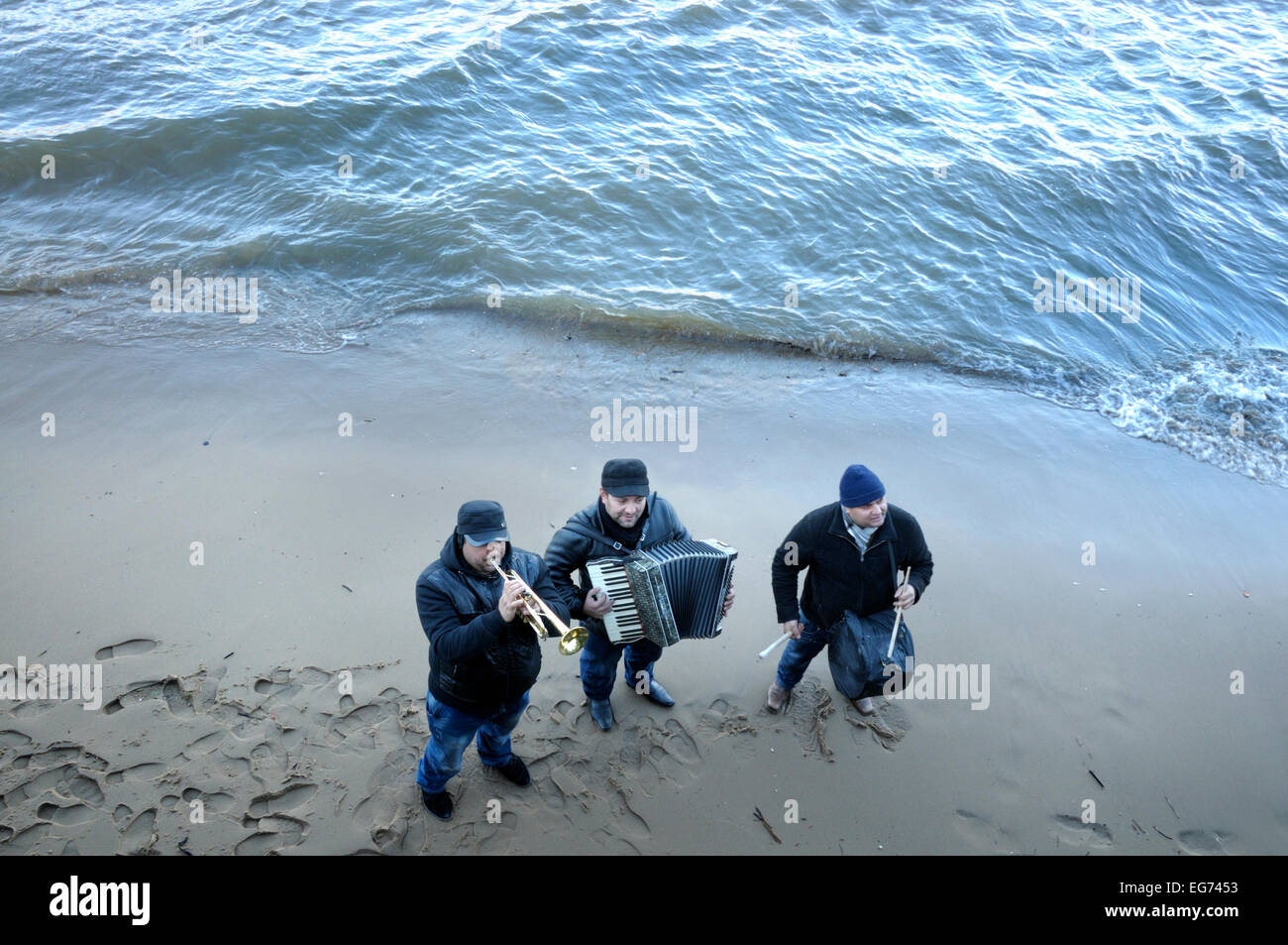 London, England, Vereinigtes Königreich. Als Straßenmusikant an der Themse, als die Flut - South Bank in der Nähe von Tate Modern kommt-Jazz-band Stockfoto