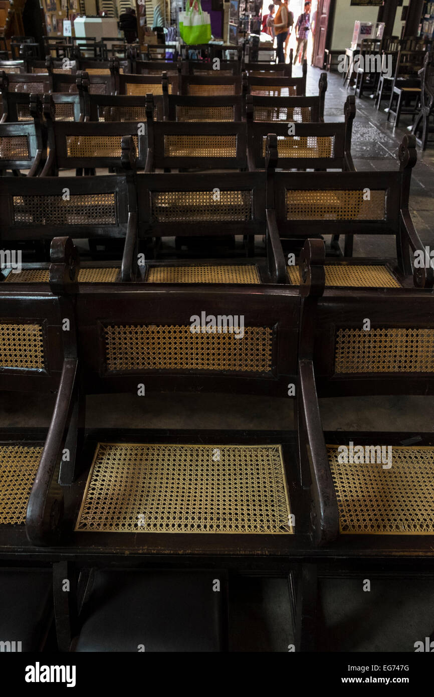 Rohrstock Sitzgelegenheiten für Kirchenbänke im Inneren der Christuskirche in Melaka, Malaysia. Stockfoto