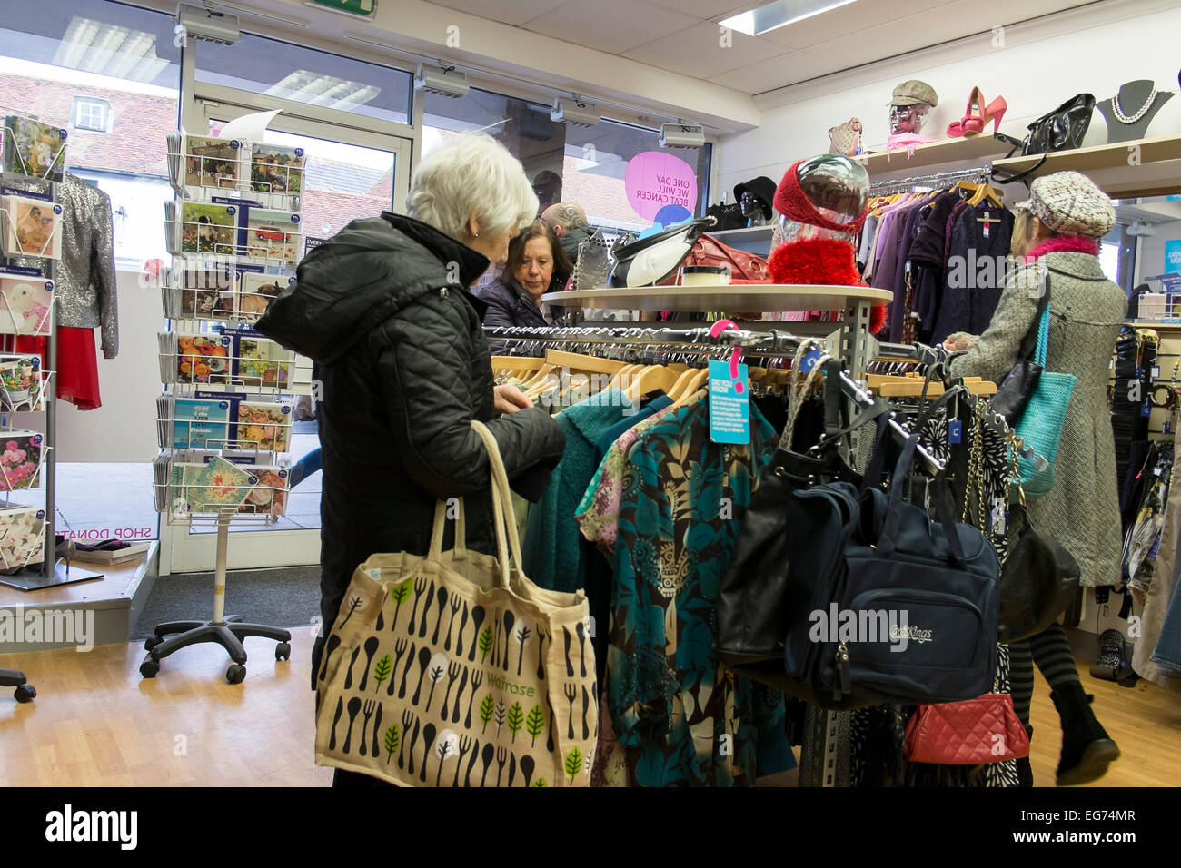 Das Innere des Charity-Shop. Stockfoto