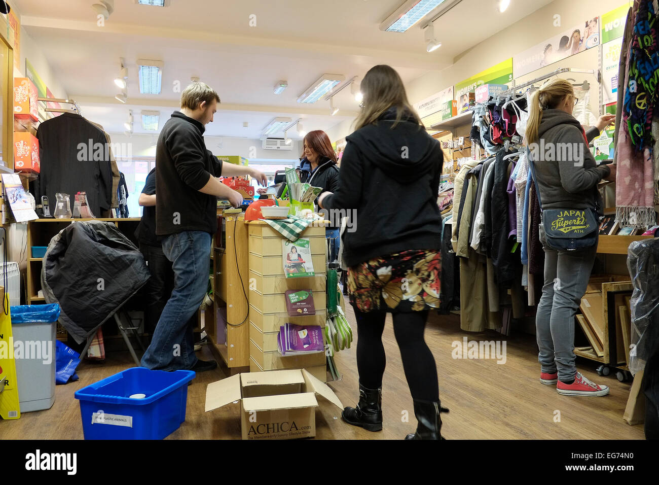 Kunden kaufen und Suche in einer Charity Shop Thrift Shop. Stockfoto