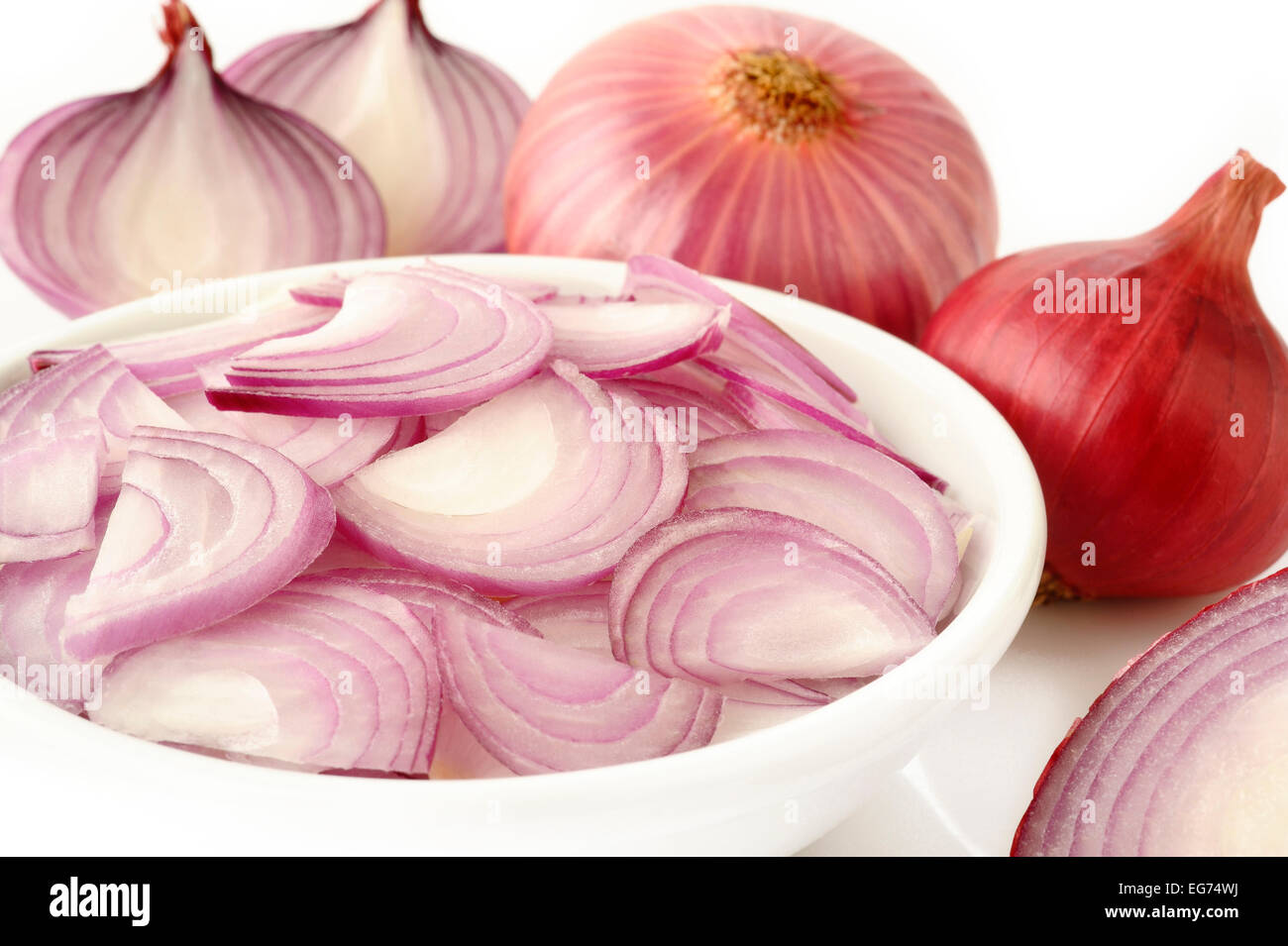 In Scheiben geschnittene Schalotte Zwiebel Stockfoto