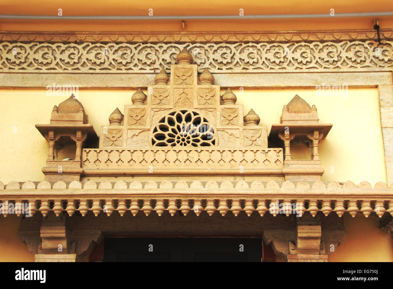 Dekorative Mörtel Kunstwerk auf Tür am Maharaj Sawai Mansingh II Museum, Stadtschloss, Jaipur, Rajasthan, Indien, Asien Stockfoto