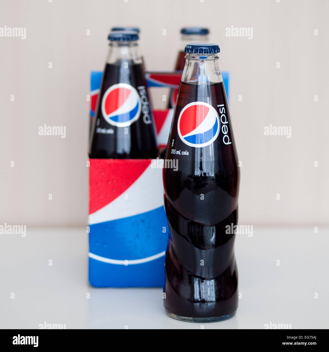 Eine 4er Pack Von 355 Ml Glasflaschen Von Pepsi Pepsi Cola Kanadische Flaschen Abgebildet Stockfotografie Alamy