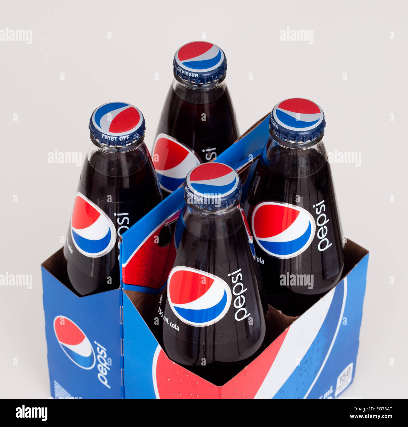 Eine 4er-Pack von 355 mL Glasflaschen von Pepsi (Pepsi-Cola). Kanadische Flaschen abgebildet. Stockfoto