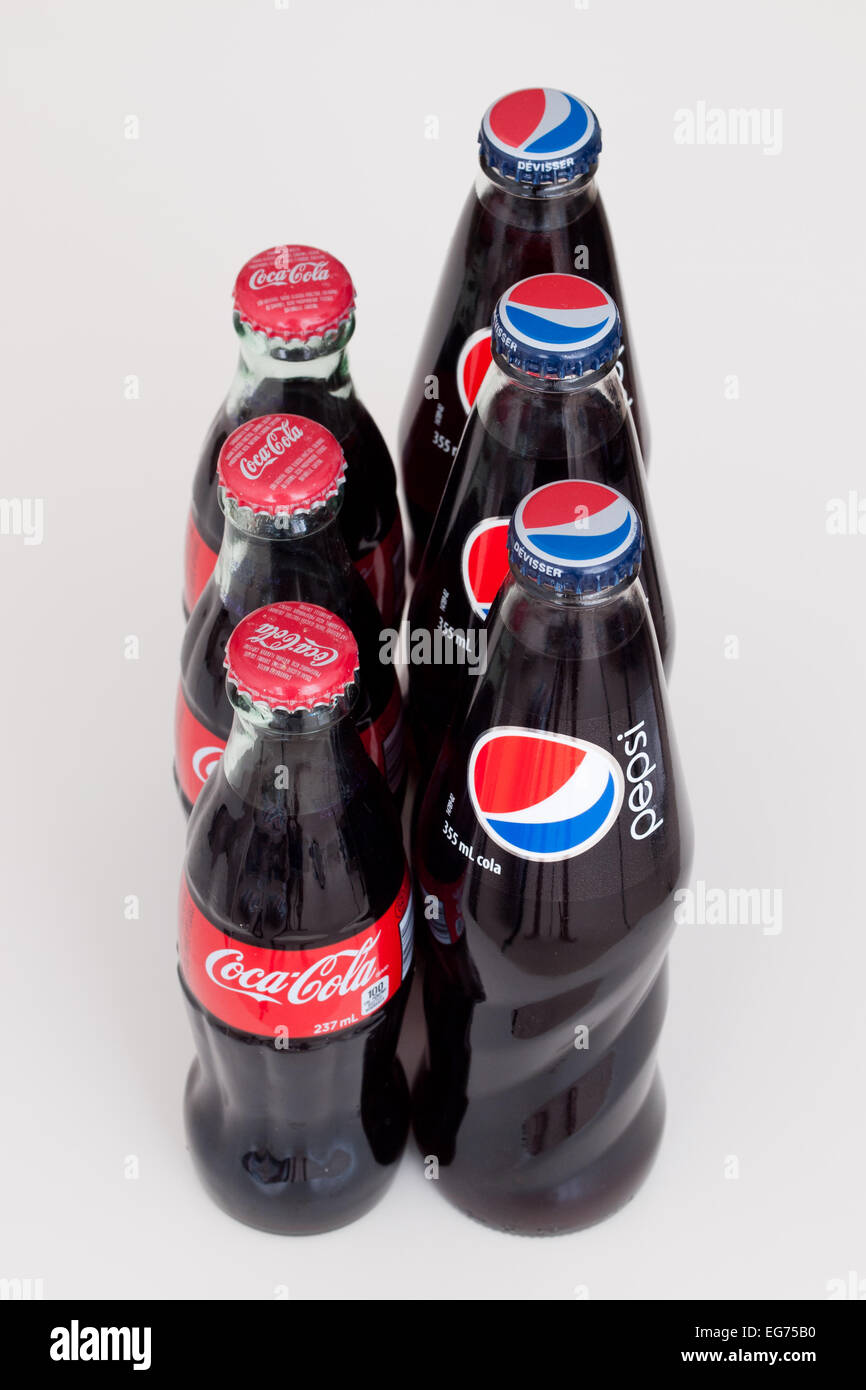 Glasflaschen (Coca-Cola) Coke und Pepsi (Pepsi-Cola). Stockfoto