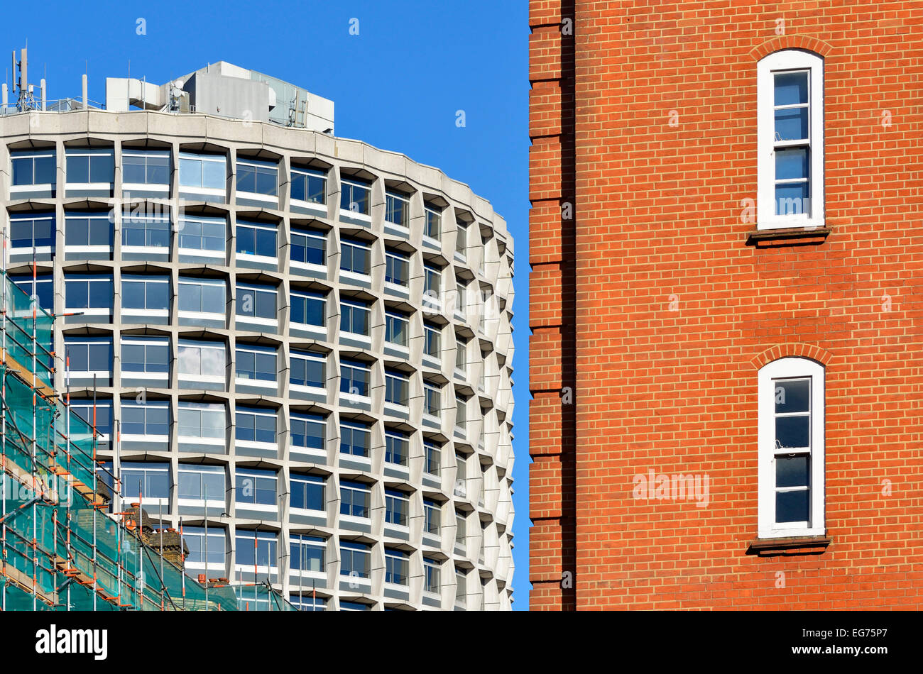 London, England, Vereinigtes Königreich. Ein Kemble Straße (WC2B 4AN) oder "Space House" (Arch: R Seifert & Partner; 1966) von Drury Lane gesehen Stockfoto