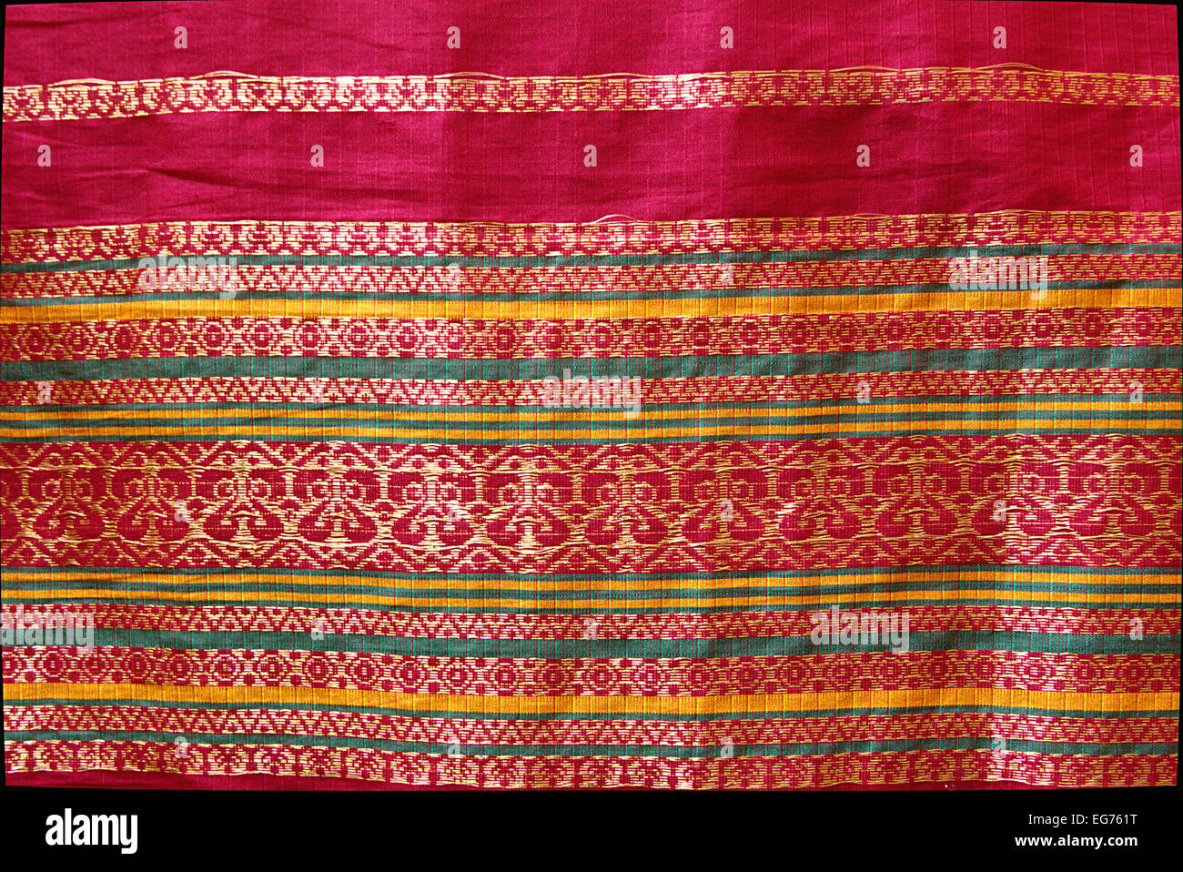 Roter Faden Design arbeiten auf rotem Rand der indischen Seide Sari Stockfoto