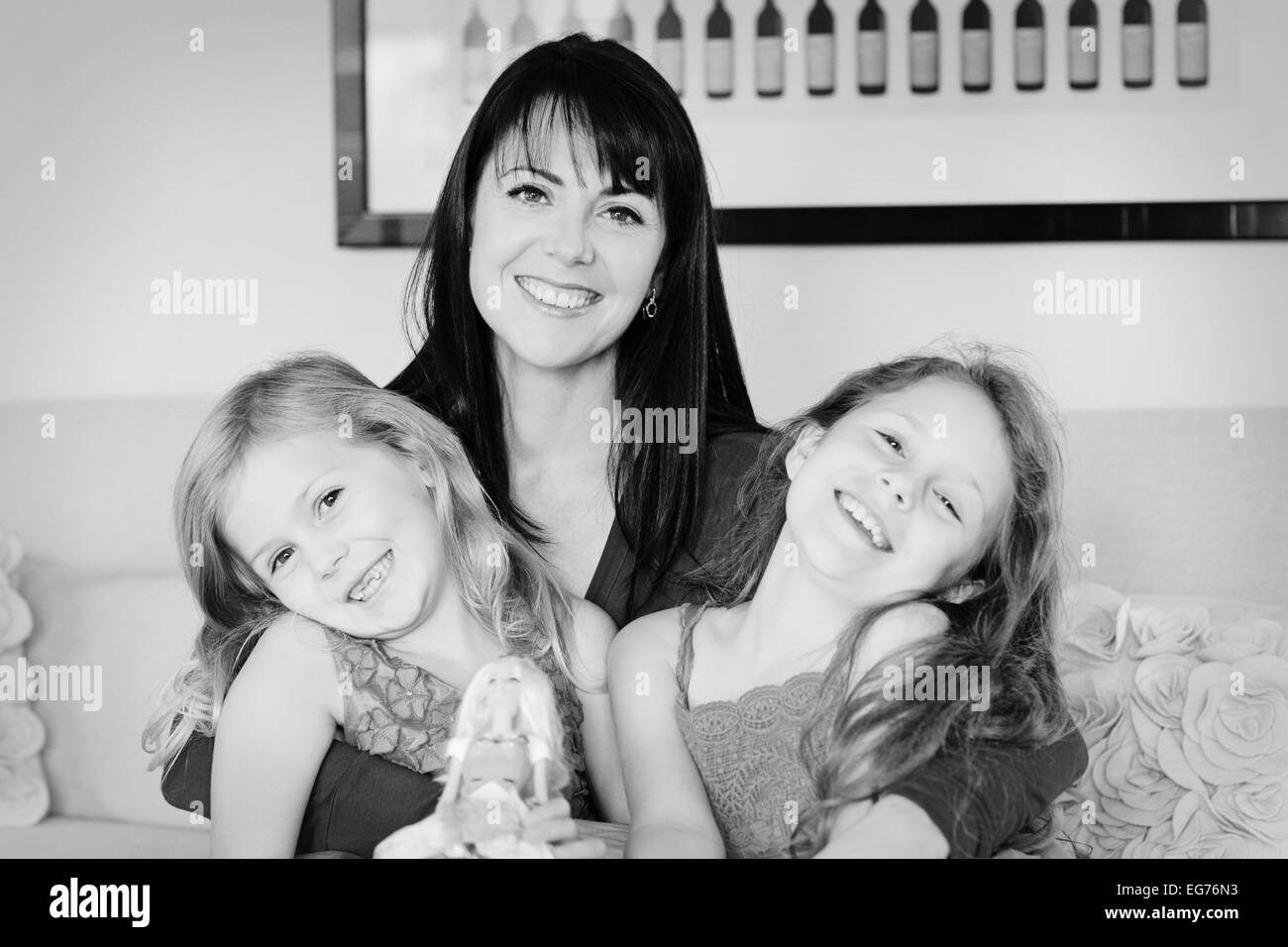 Alleinerziehende Mutter und ihre beiden hübschen Töchter Stockfoto