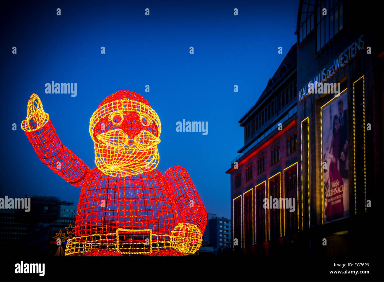 Deutschland, Berlin, beleuchtete große Skulptur des Weihnachtsmanns Stockfoto