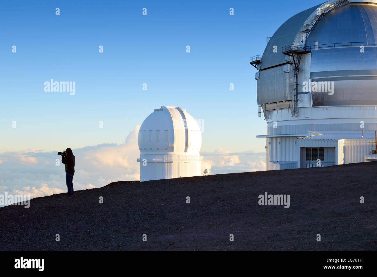 USA, Hawaii, Big Island, Mauna Kea, anzeigen, Observatorien und ein Fotograf im Morgenlicht Stockfoto