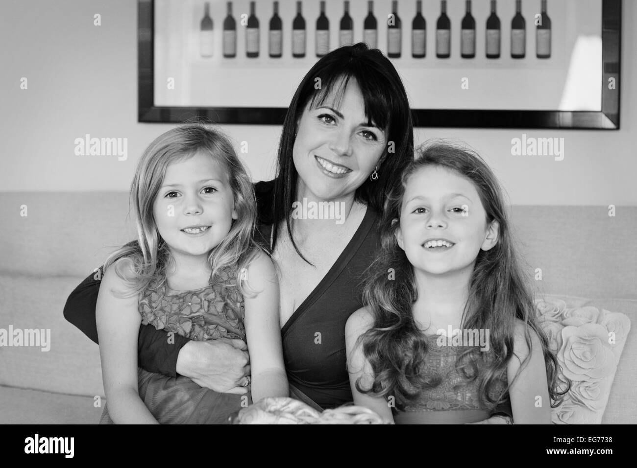 Alleinerziehende Mutter und ihre beiden hübschen Töchter Stockfoto