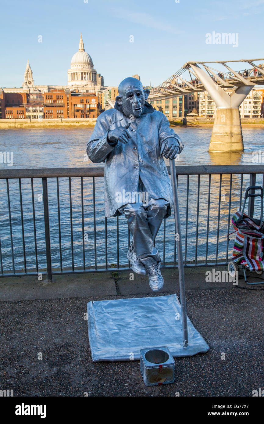 LONDON, Vereinigtes Königreich 17. Februar 2015: A Street Entertainer in London mit St. Paul-Kathedrale und die Millennium Bridge Stockfoto