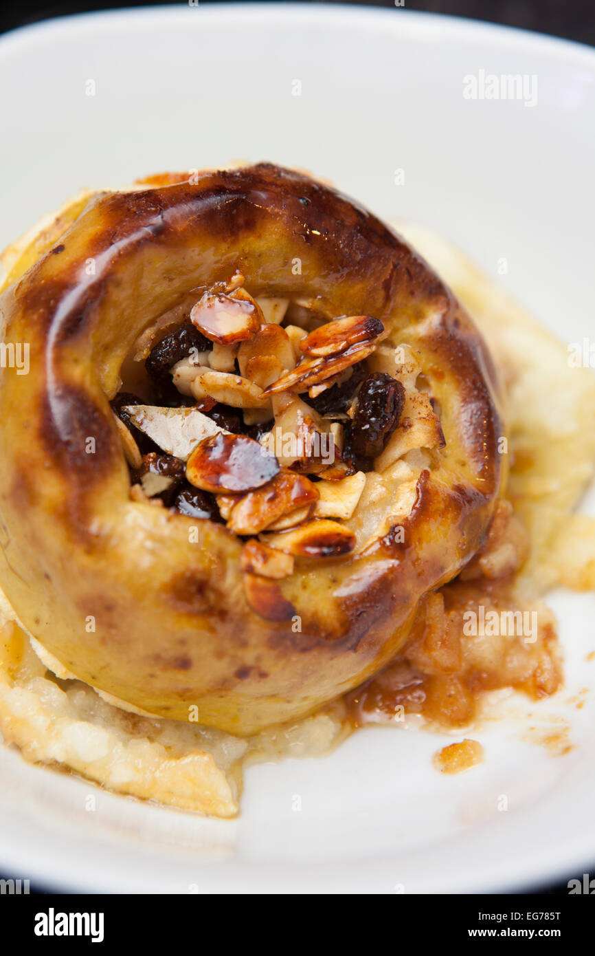 Bratapfel gefüllt mit Rosinen und gehackte Mandeln. Stockfoto