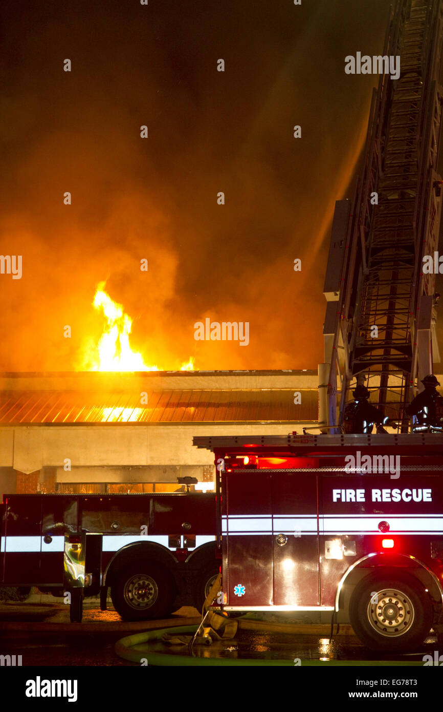 Feuerwehrleute reagieren auf eine vier Alarm-Feuer in Boise, Idaho, USA. Stockfoto