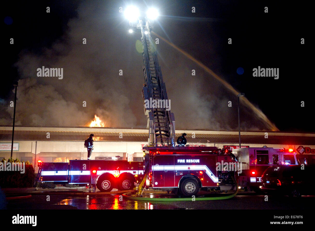 Feuerwehrleute reagieren auf eine vier Alarm-Feuer in Boise, Idaho, USA. Stockfoto