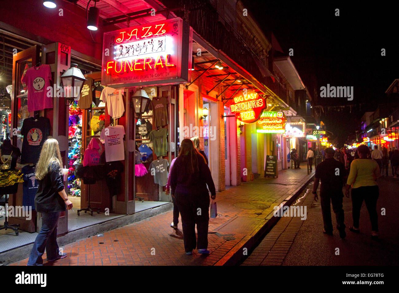 Geschäft auf der Bourbon Street im French Quarter, New Orleans, Louisiana, USA nachts. Stockfoto