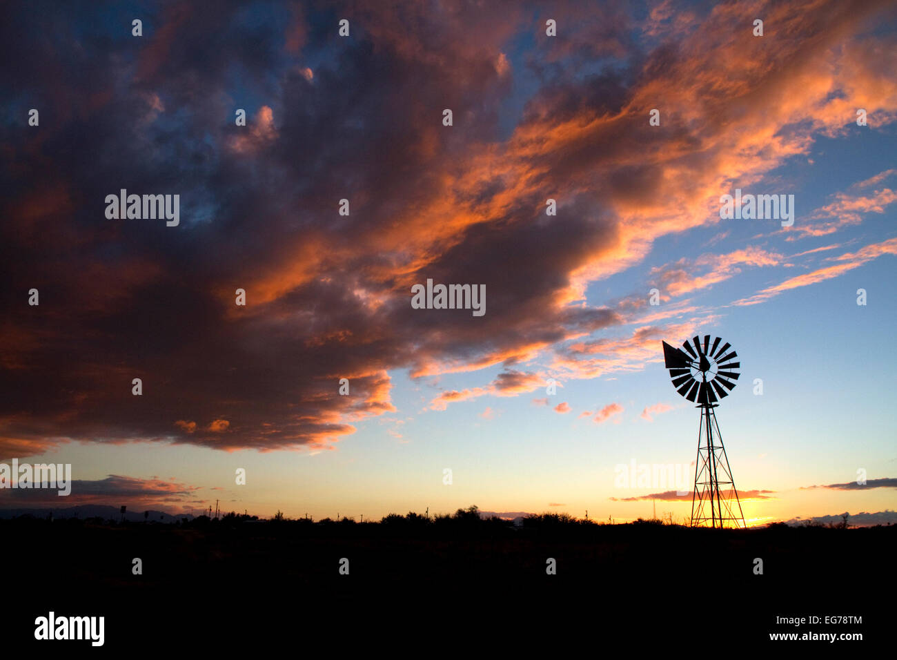 Windmühle bei Sonnenuntergang in der Nähe von Wilcox, Arizona, USA. Stockfoto