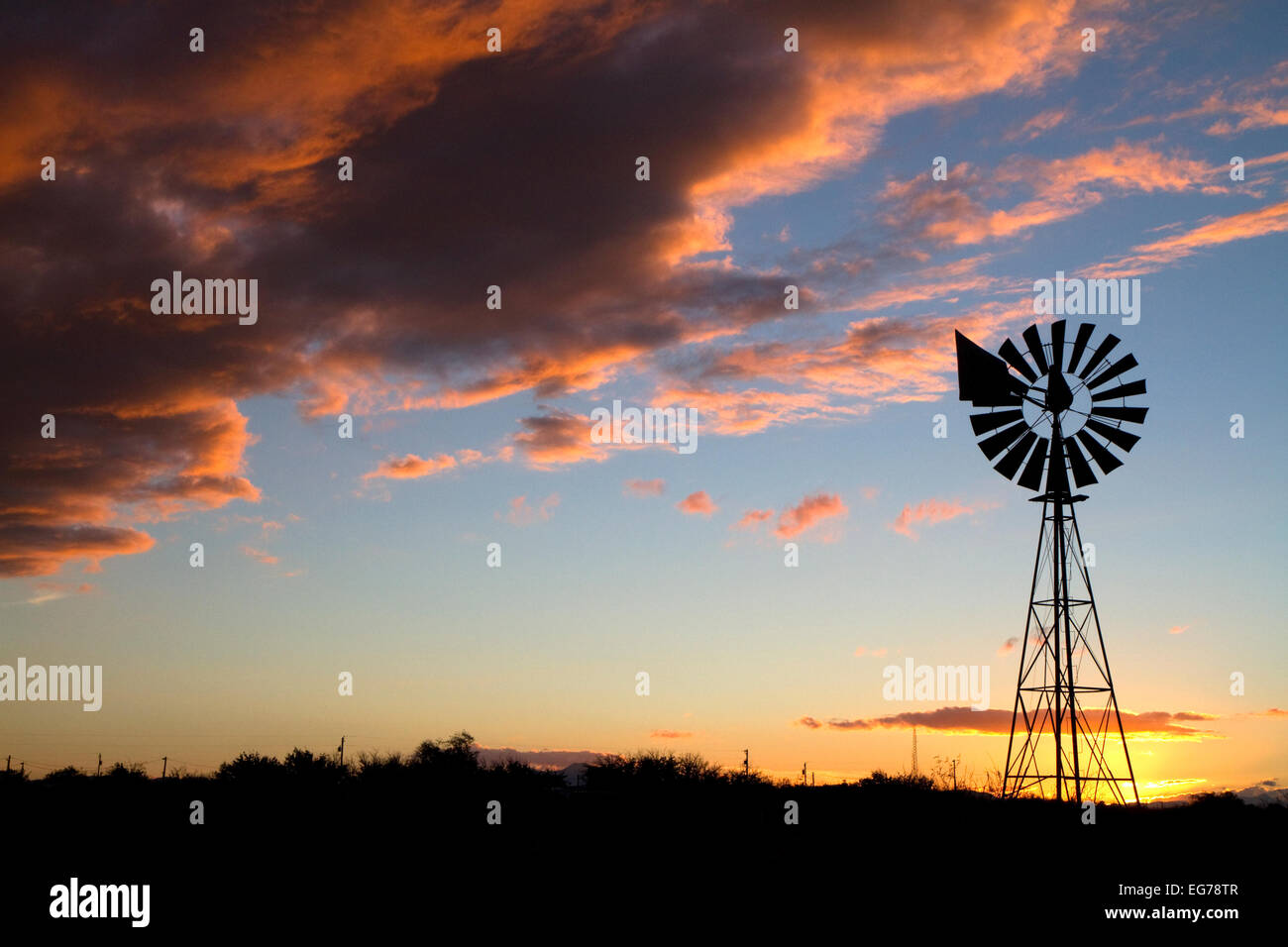 Windmühle bei Sonnenuntergang in der Nähe von Wilcox, Arizona, USA. Stockfoto