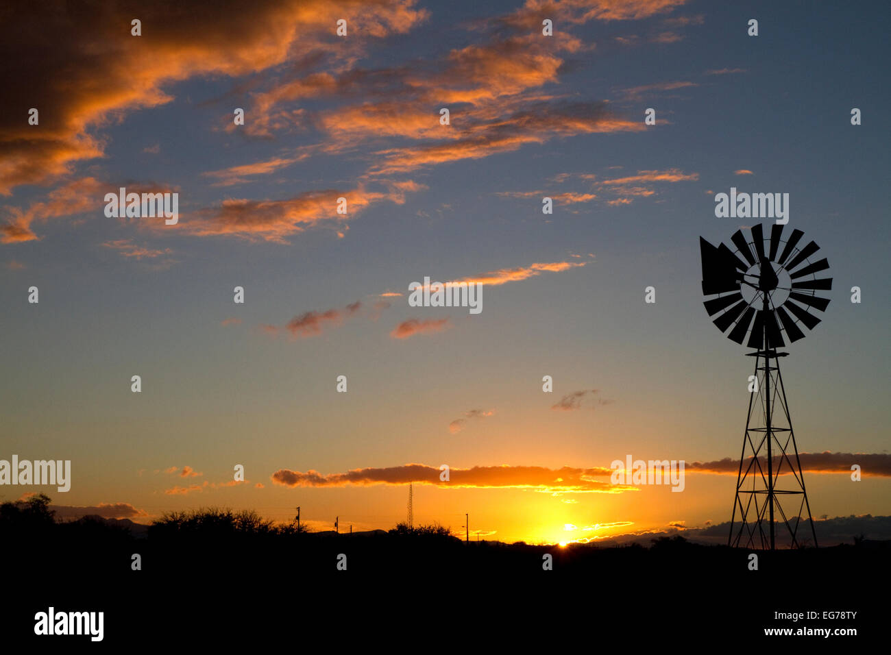Windmühle bei Sonnenuntergang in der Nähe von Wilcox, Arizona, USA. Stockfoto