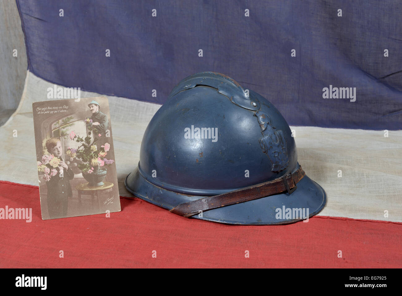 Adrian ww1 Helm auf die antike französische Flagge Französisch Stockfoto
