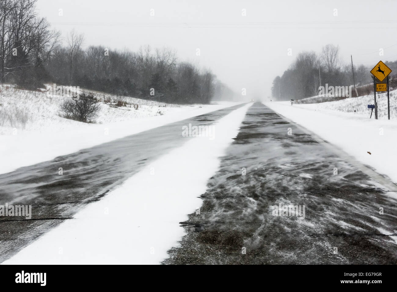 Ranken von Schneeverwehungen an einem kalten und windigen Tag entlang m-20 zwischen Remus und Mt. Pleasant in central Michigan, USA Stockfoto