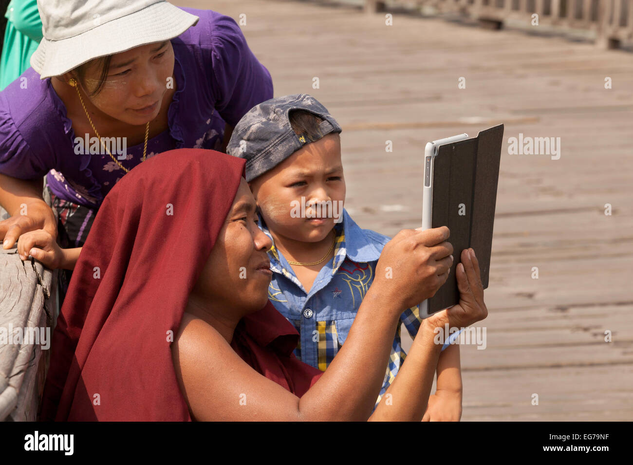 Burmesische buddhistischer Mönch, Fotos, ein Kind auf seinem Tablet-Computer, Yangon (Rangoon), Myanmar (Burma), Asien Stockfoto