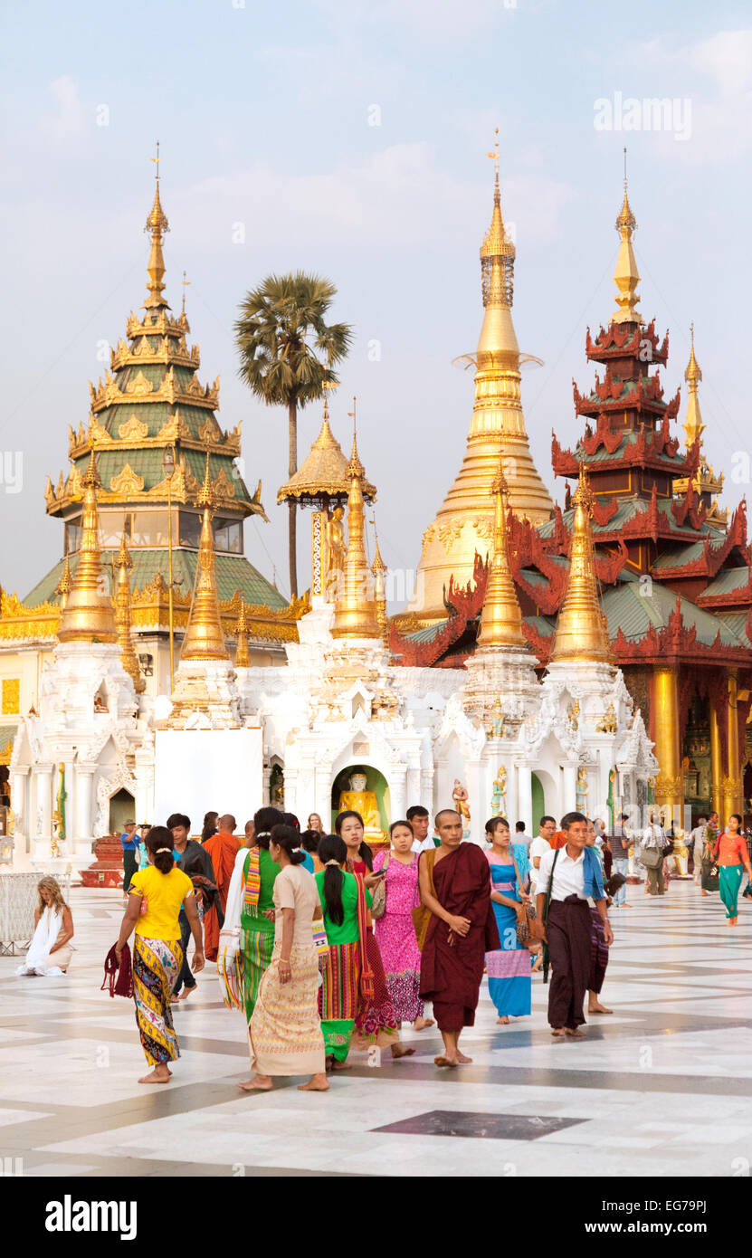 Burmesische Bevölkerung mischen mit Touristen im Sonnenuntergang, Shwedagon-Pagode-Komplex, Yangon, Myanmar (Burma), Asien Stockfoto
