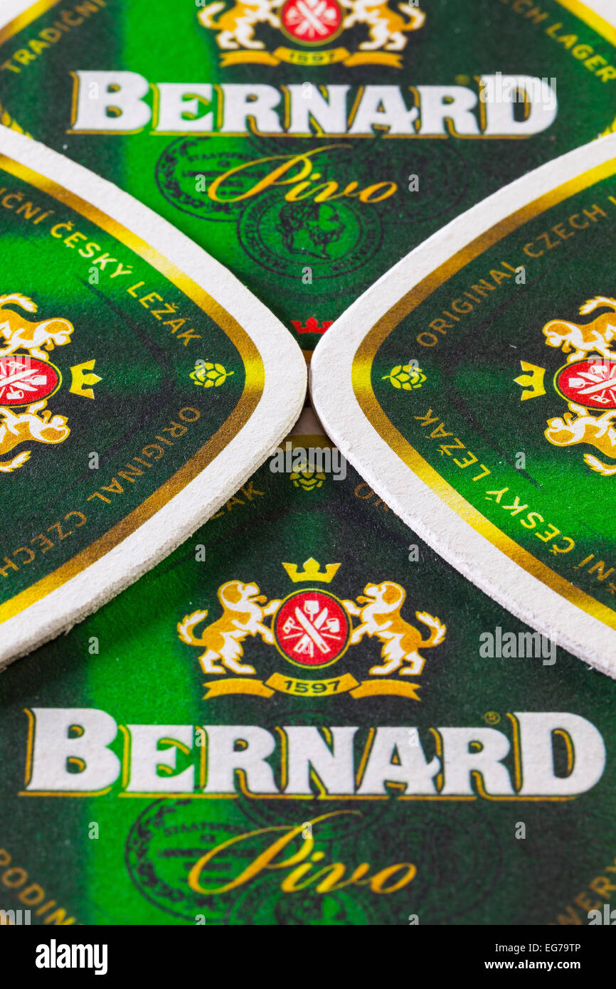 Prag, Czech Republik-Dezember 3, 2014:Beermats von Bernard Bier. Bernard Brauerei ist eine tschechische Familie Brauerei, gegründet im Jahre 1597. Stockfoto