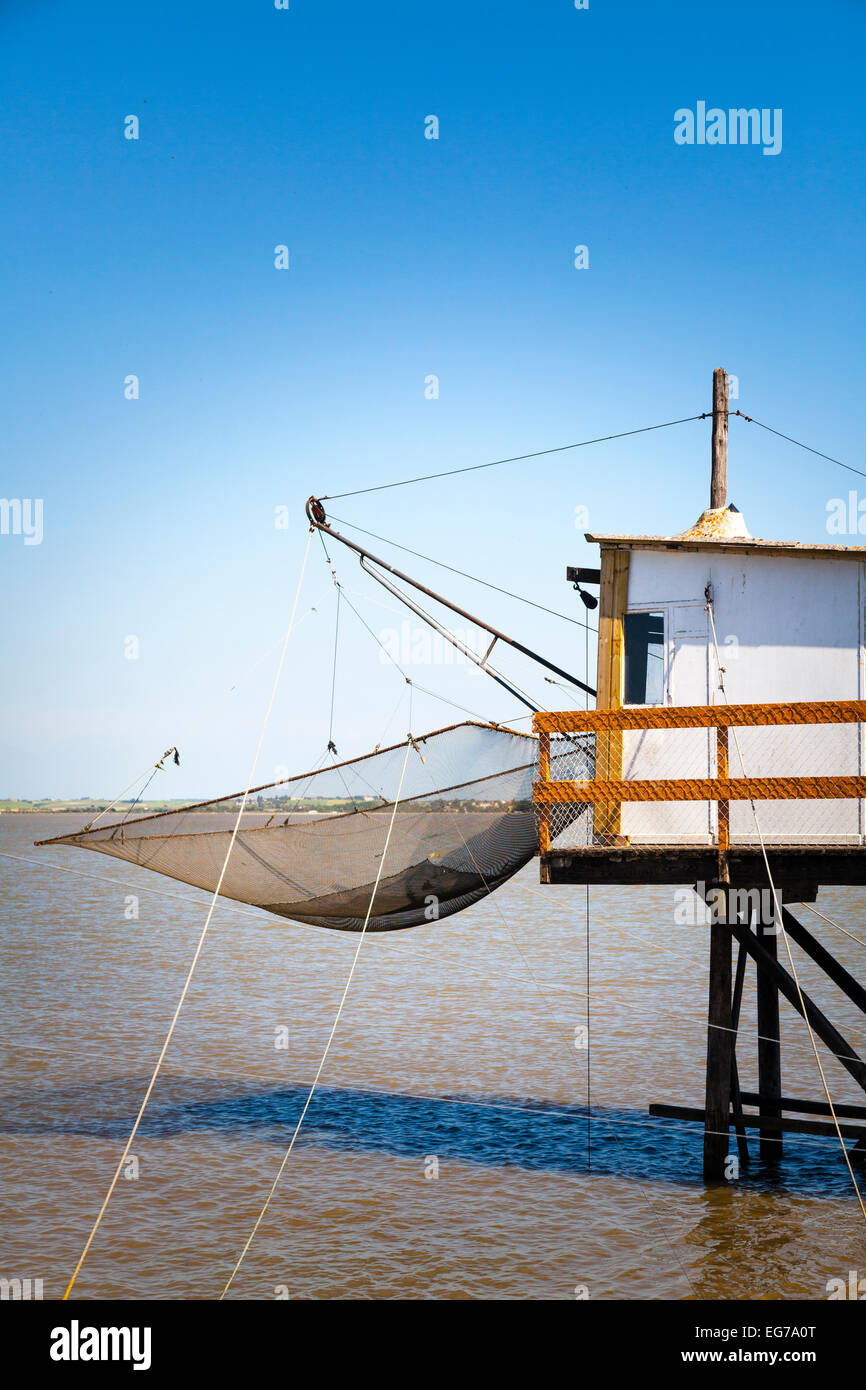 Traditionelle Fischer Hütten auf Stelzen mit Carrelets Netze in Meschers Sur gironde Stockfoto