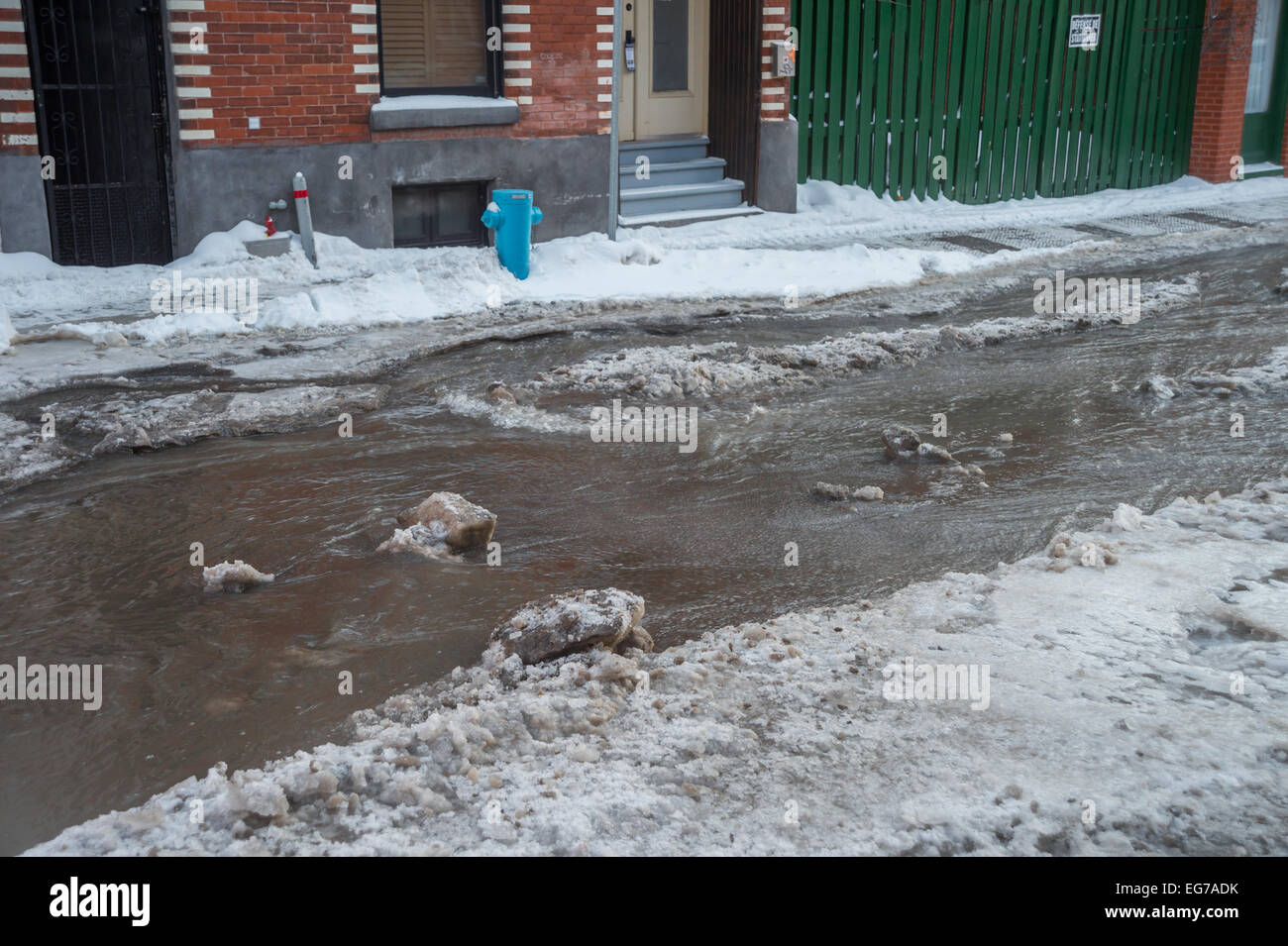 Berri Street überflutet durch Wasserrohrbruch in Montreal nach polare Temperaturen. Stockfoto