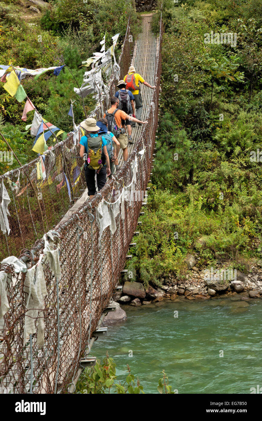 BU00145-00... BHUTAN - Trekker, die Überquerung der Paro Chhu (Fluss) am ersten Tag zu Fuß auf den Jhomolhari 2 Trek. Stockfoto