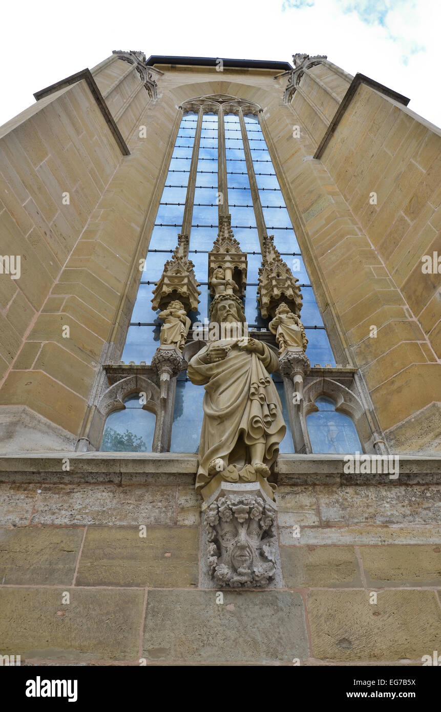 Blick auf die Statue von Christus in die Außenfassade der Kirche Stockfoto